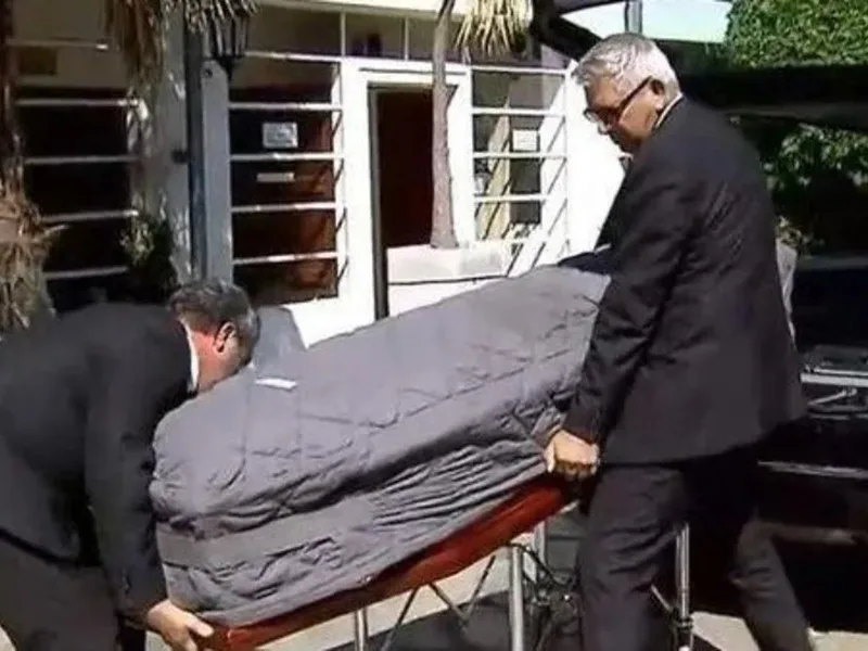Con custodia, despidieron restos del cura Lorenzo, que se mató acusado de abusos