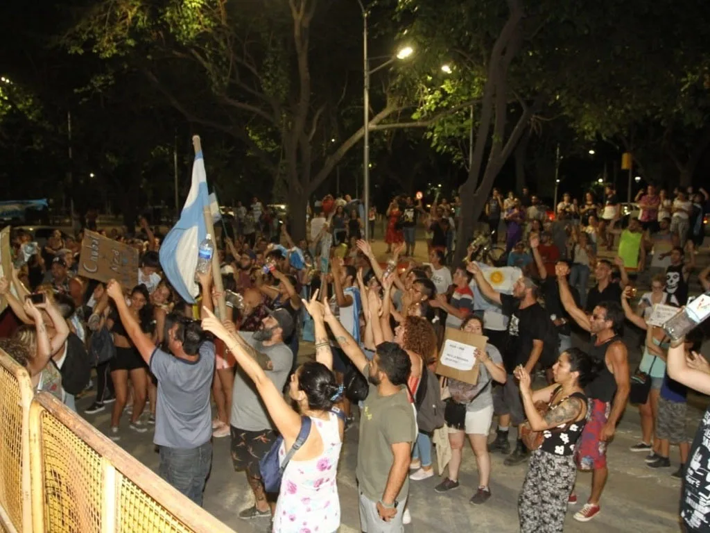 El gobernador de Mendoza derogó la ley minera y miles festejaron en las calles