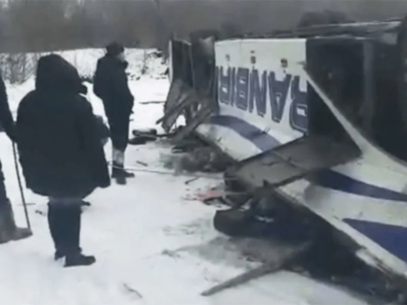 Rusia: cayó un micro desde un puente a un río helado y murieron 19 personas