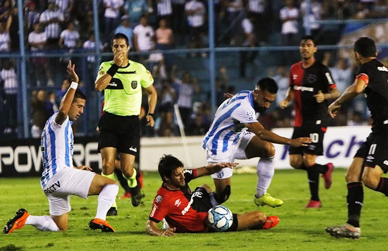 Newell's lo pudo haber ganado en el final pero se trajo un punto de Tucumán