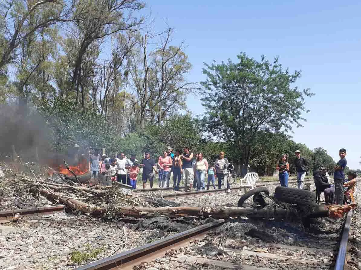 VGG: vecinos levantaron el corte de vías a 10 días del temporal