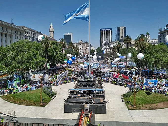 Plaza de Mayo sin rejas: una cuenta regresiva a la espera del festejo popular