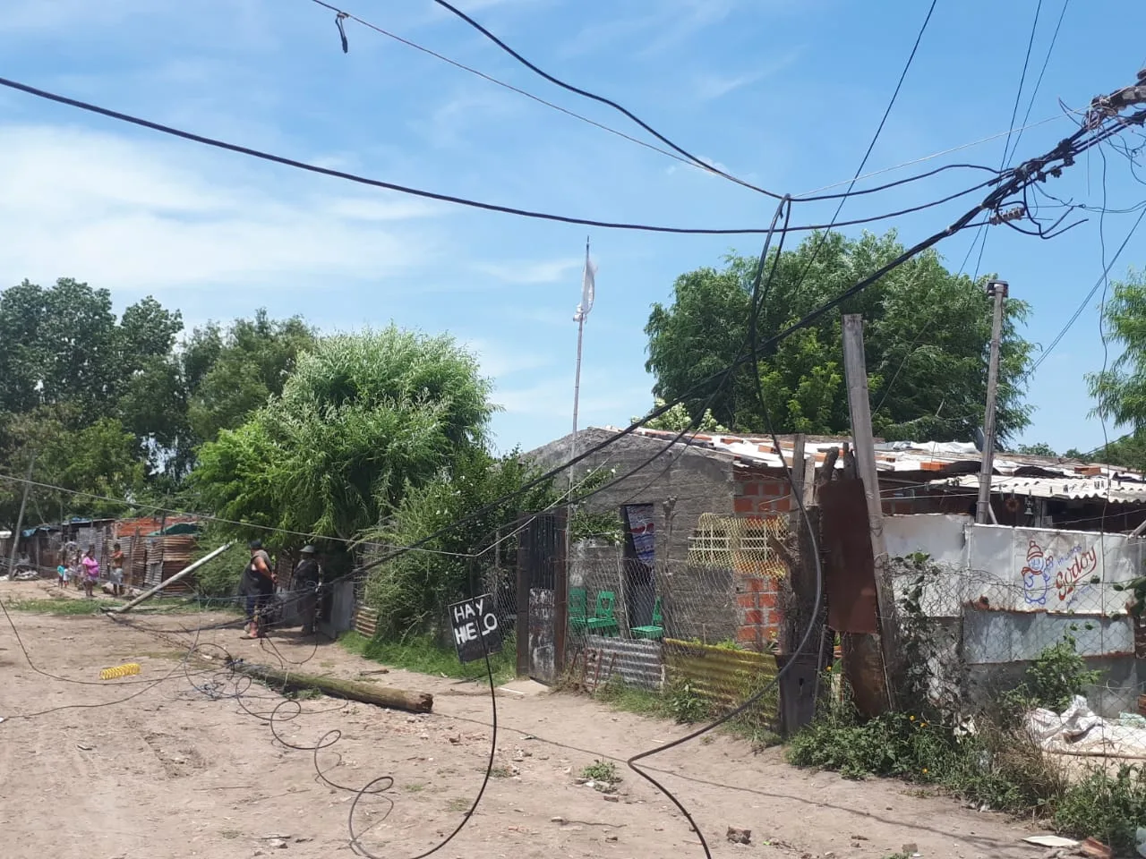 Desastre: un camión arrastró cables, tumbó postes y dejó a tres mujeres heridas