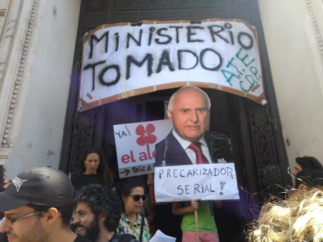 Trabajadores estatales tomaron el Ministerio de Cultura e Innovación