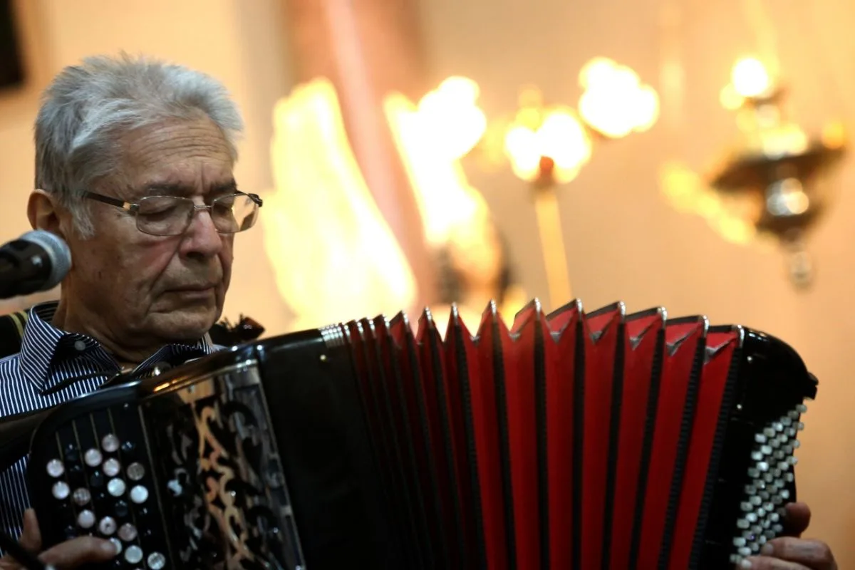 El reconocido músico Raúl Barboza, en formato íntimo