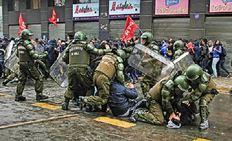 El jefe de los Carabineros admitió excesos durante la represión en Chile