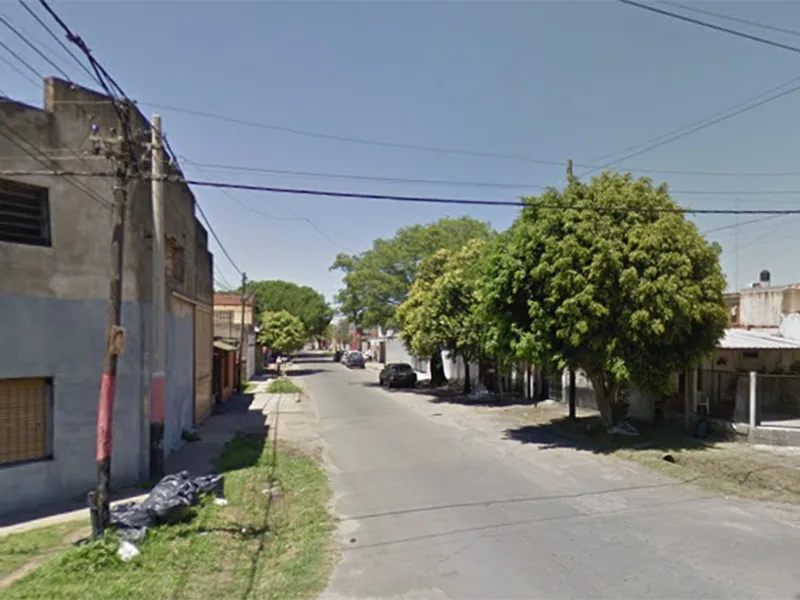 Santiago al 5500: pasaron en auto y balearon a dos amigos, uno falleció