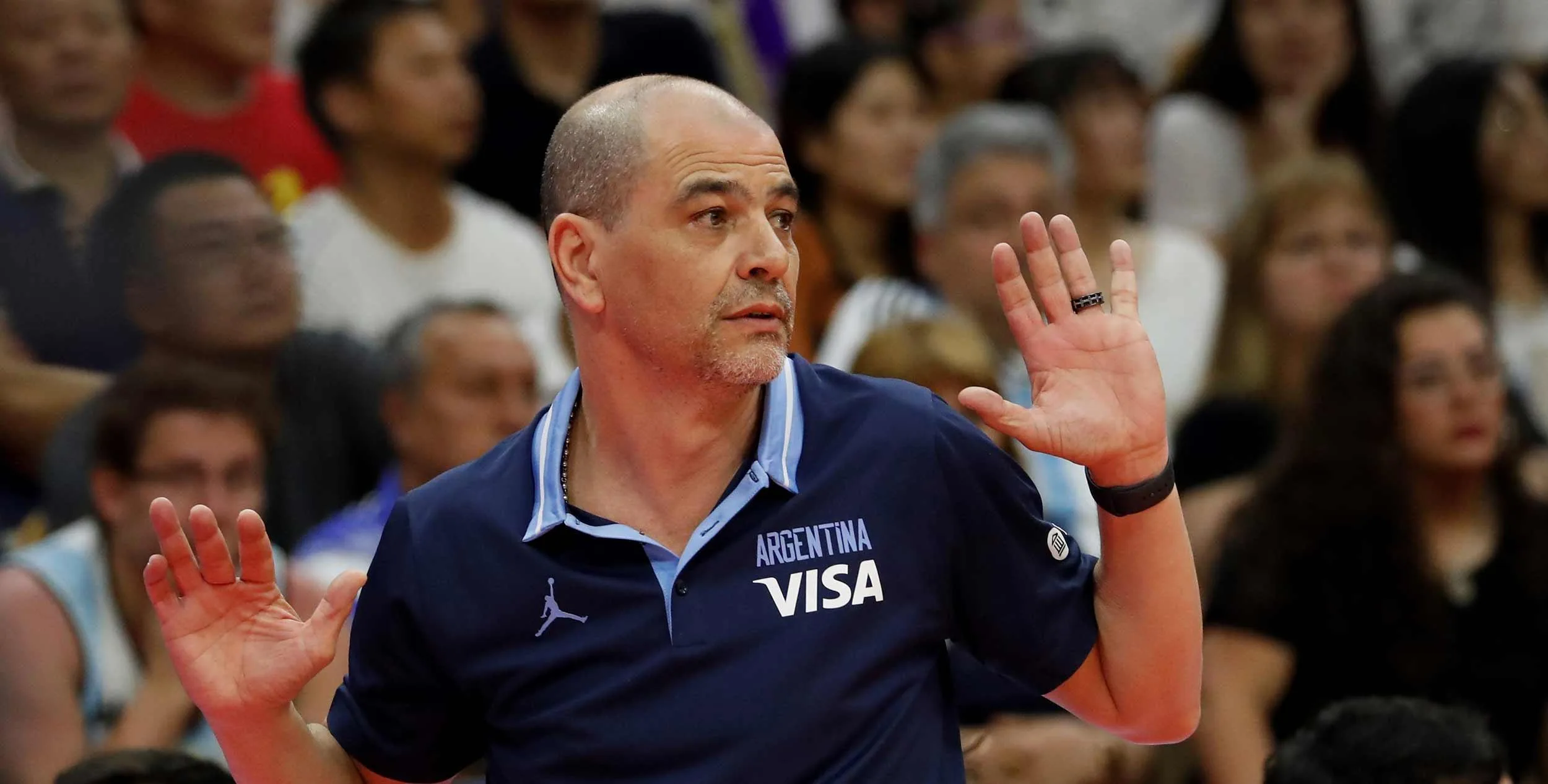 Sergio Hernández seguirá como entrenador de la selección de básquet
