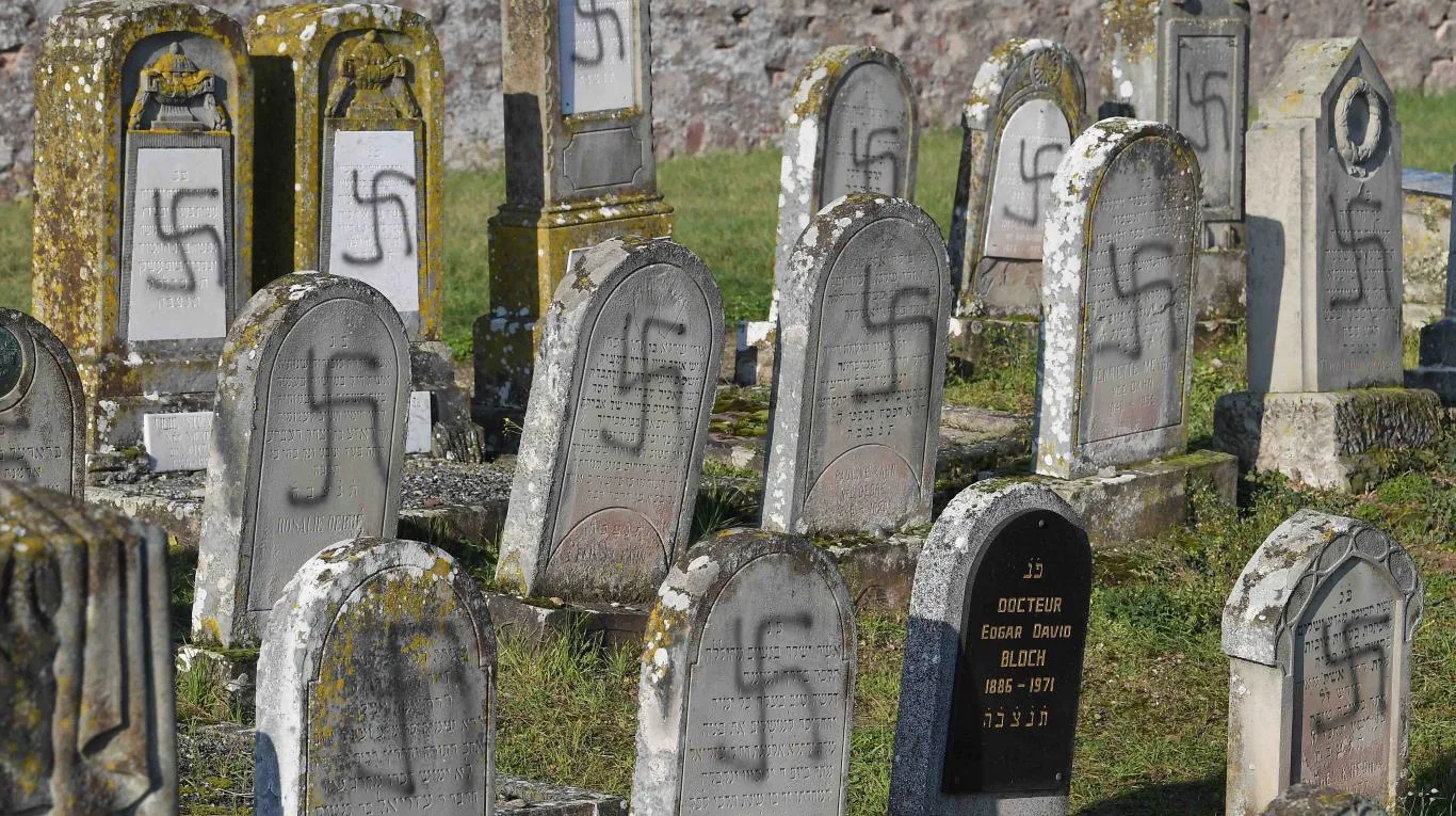 Profanan tumbas con símbolos nazis en un cementerio judío en Francia