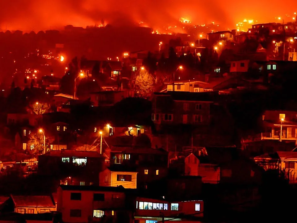Aumentan a 245 las casas afectadas por el mega incendio en Valparaíso