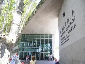 Un nene jugaba en la vereda y recibió un disparo en la espalda