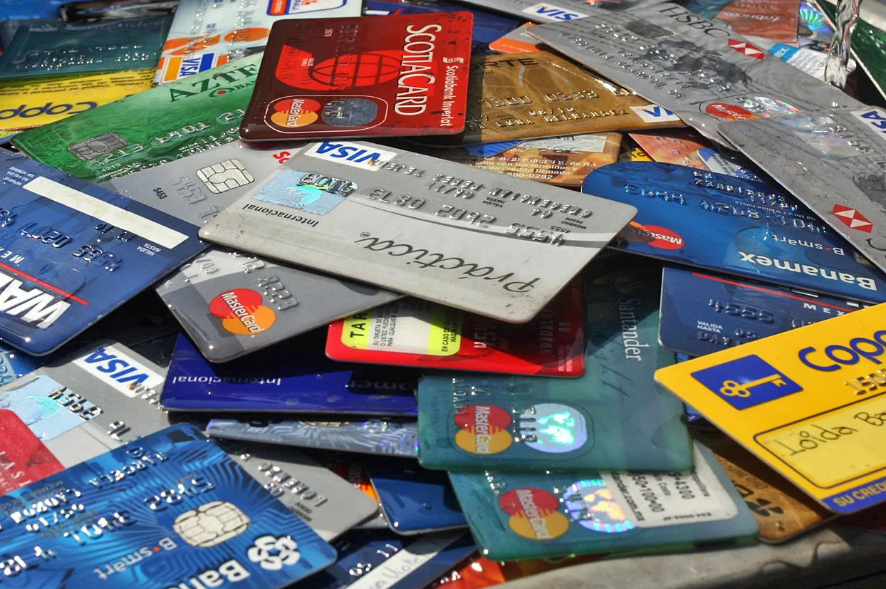 El Banco Central fijó tope del 55% a las usurarias tasas de tarjetas de crédito