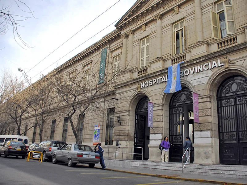 Pasan en auto y les disparan en el Bajo Ayolas: dos heridos, uno está grave