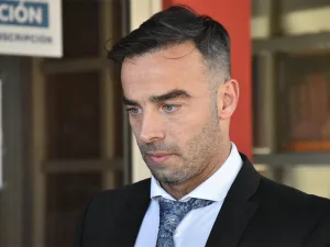 Detienen a dos hermanos policías y a su madre por amenazas y violencia de género