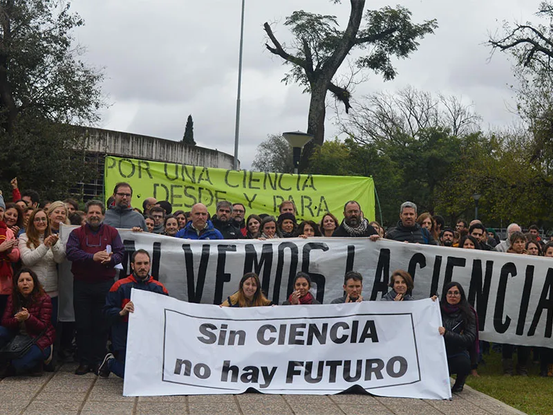 Buscar “la cura” al coronavirus obliga a pensar en los tiempos y la inversión en ciencia