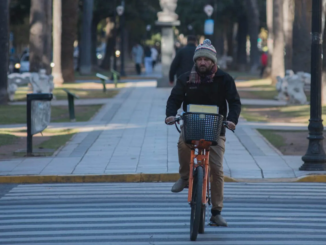 No se va, el frío no se va: el termómetro tiene prohibido pasar los 16 grados por varios días