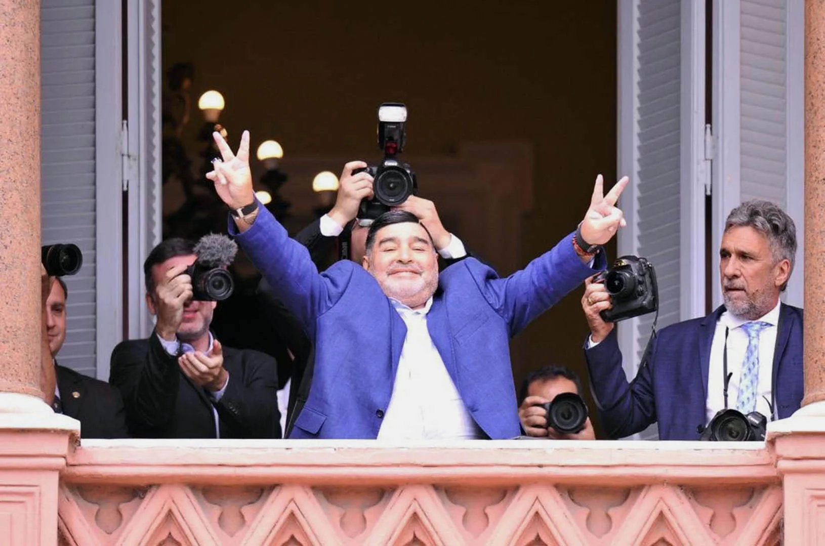 Maradona: "En este momento de crisis, se necesita la ayuda de los que más tenemos"