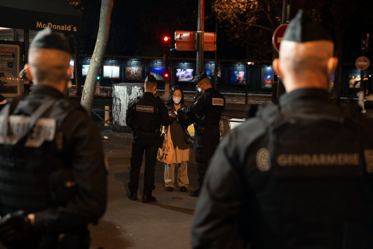 Las calles de París quedaron desiertas en la primera noche ...