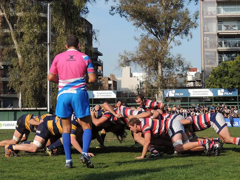El rugby local volverá con un scrum simulado según disposición de la UAR, lo que generó polémica