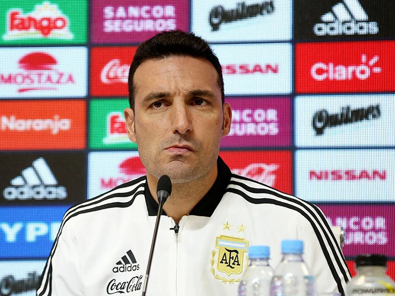 Scaloni no confirmó la formación, pero admitió que jugar con tres centrales "es una posibilidad"