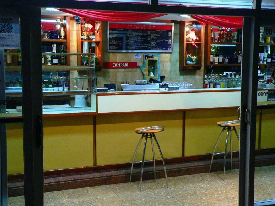 Una marca rosarina: la galería de la escalera mecánica y el bar americano con azucarera única