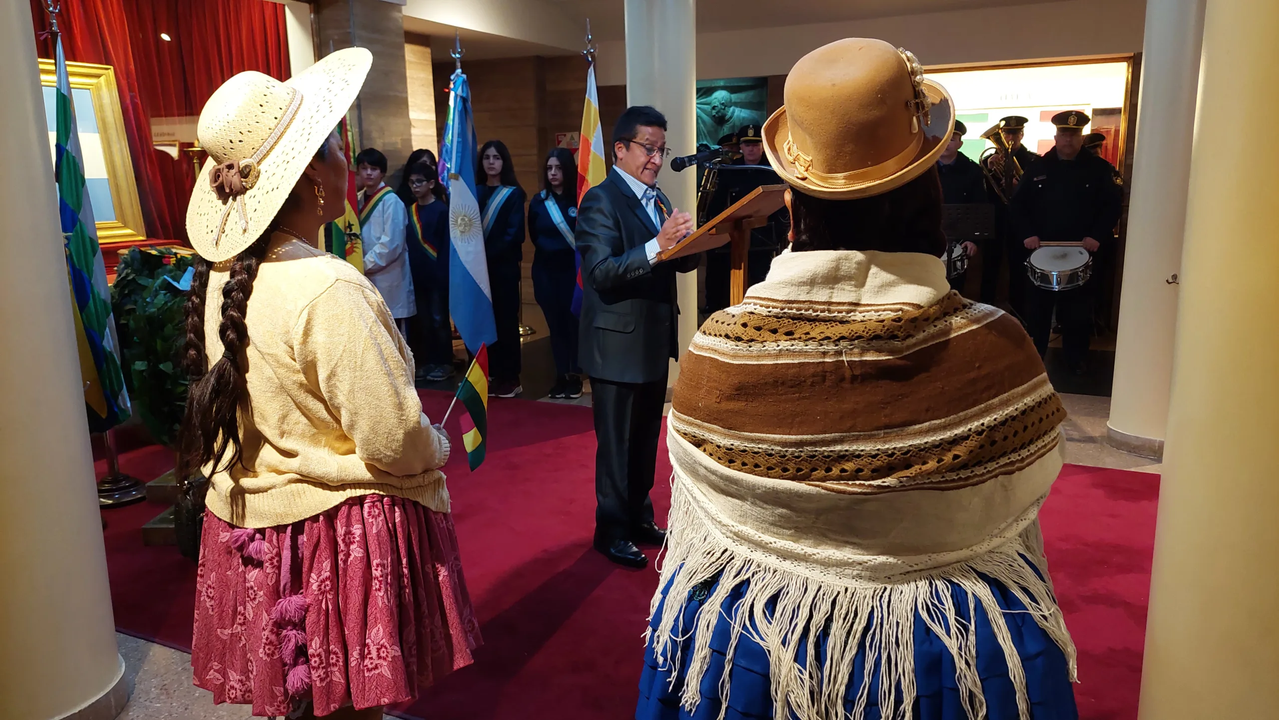 La comunidad boliviana celebró un nuevo aniversario de su independencia en Rosario: “En Bolivia el dólar no es Dios”