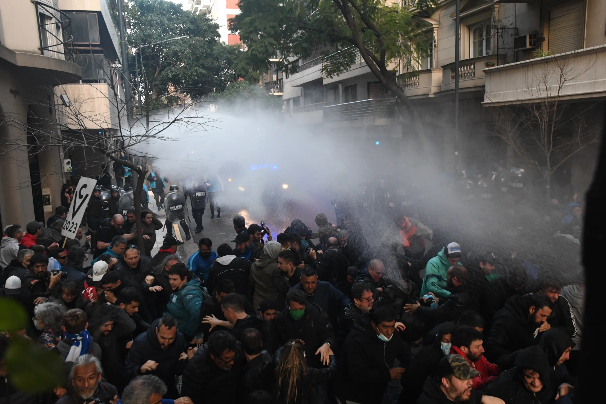 Incidentes en domicilio de CFK: denuncias al gobierno porteño por reprimir y filmar a manifestantes