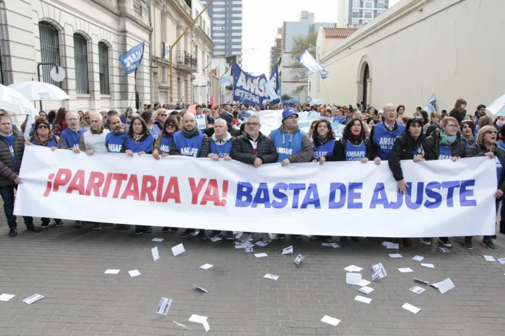 Martes con paros de docentes y estatales: la semana que viene hay reuniones con Gobierno