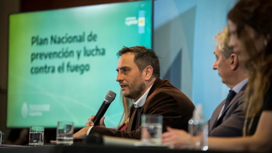 Cabandié criticó que la Justicia "no hace nada" contra responsables de incendios en islas del Paraná