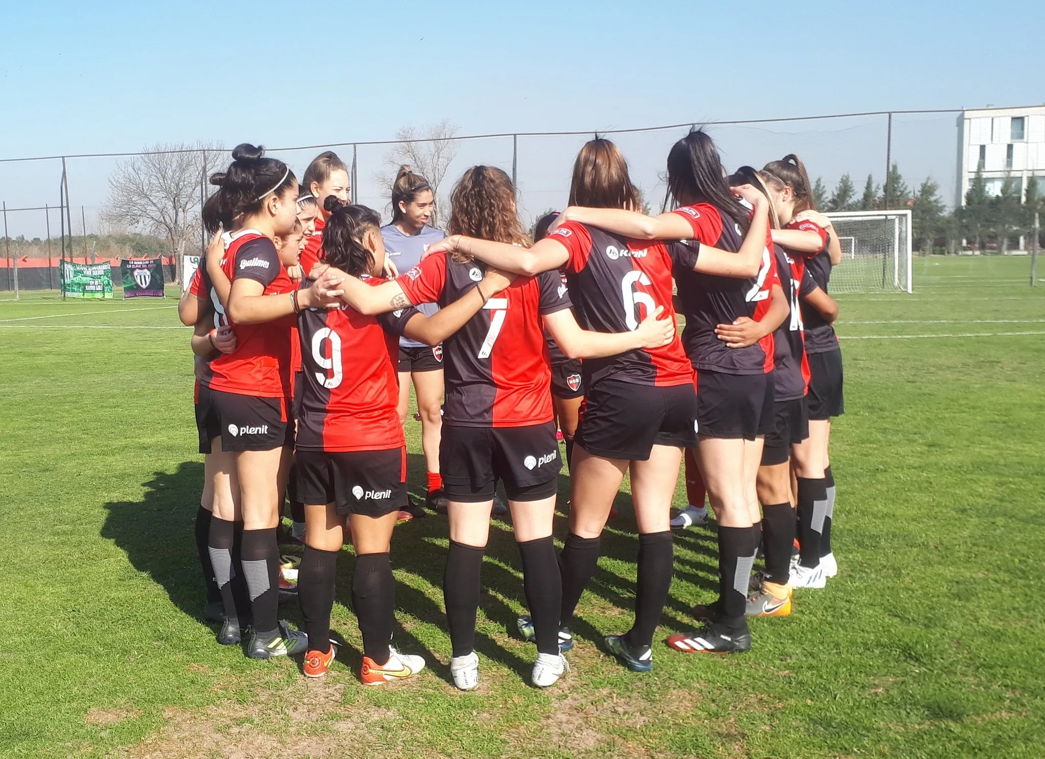 Cansadas del destrato, las jugadoras de Primera de Newell's reclaman por mejores condiciones