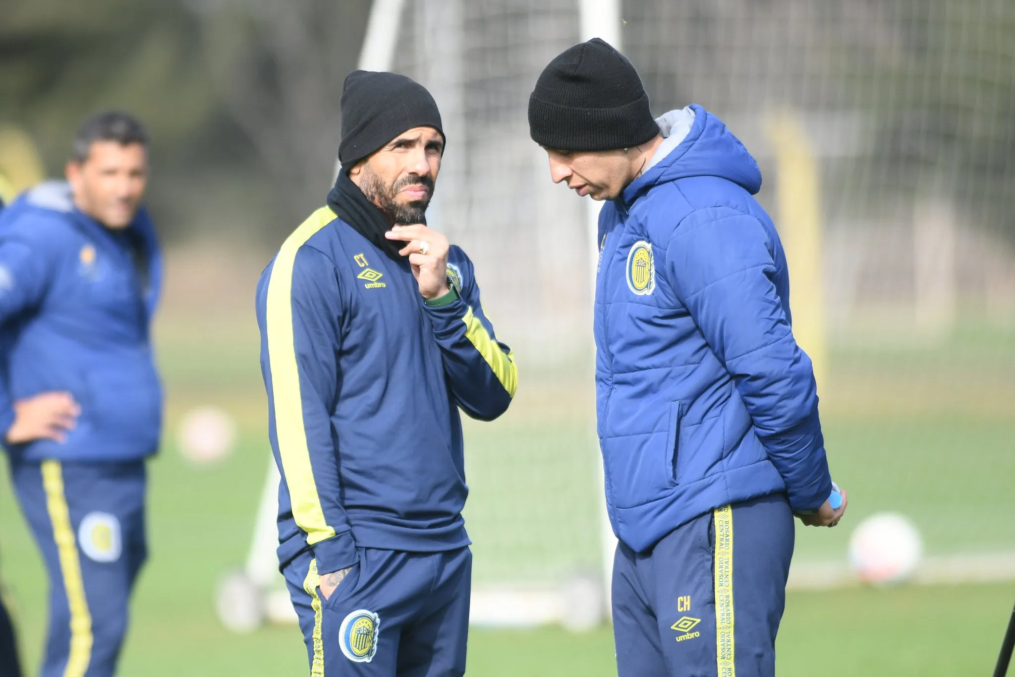 Carlitos barrió fuerte: Tevez decidió apartar a cinco jugadores del plantel principal de Central