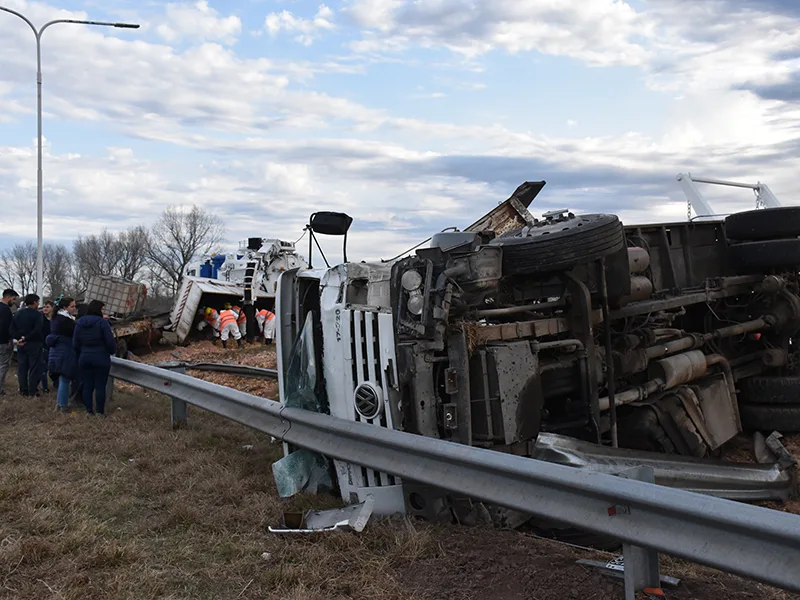 Autopista: volcó camión y se esparcieron miles de kilos de desecho de pollo