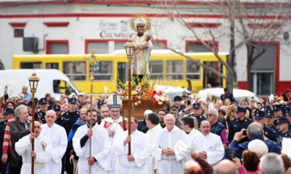 Cortar para peregrinar: la Municipalidad anuncia cortes y desvíos por la procesión de San Cayetano