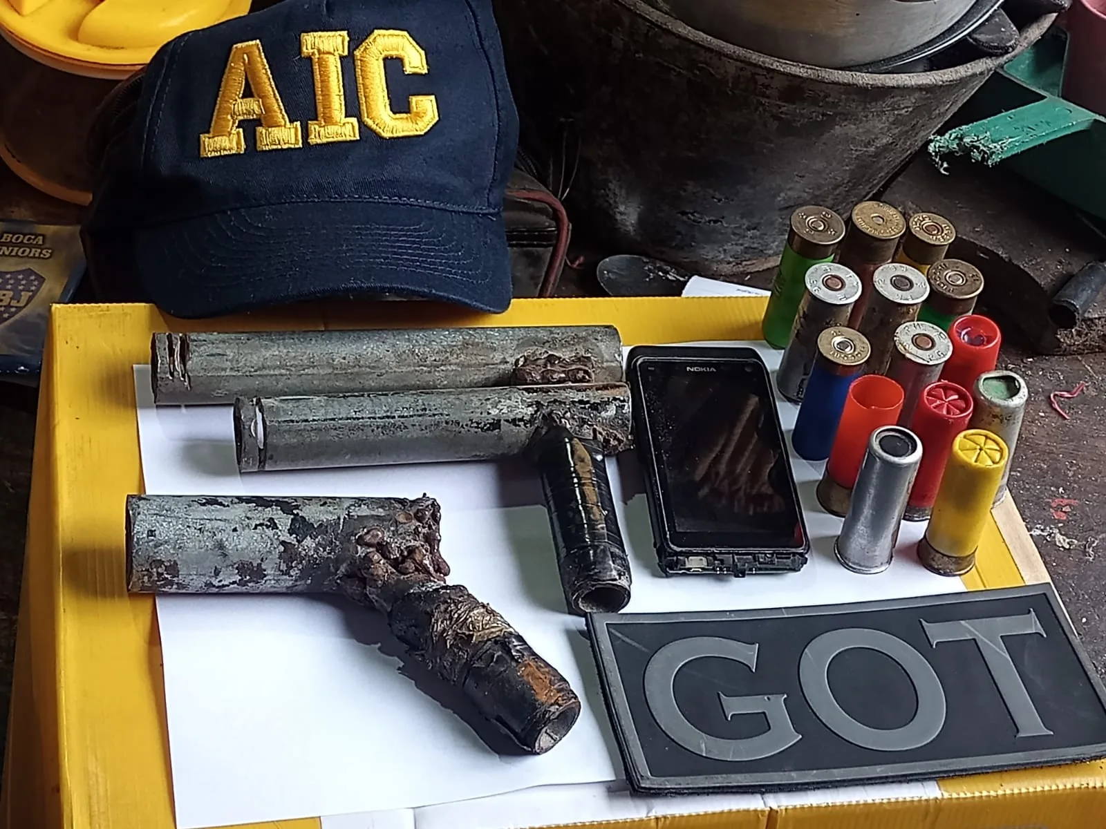 Cae trío sospechado de extorsionar a comerciante: incautan armamento tumbero