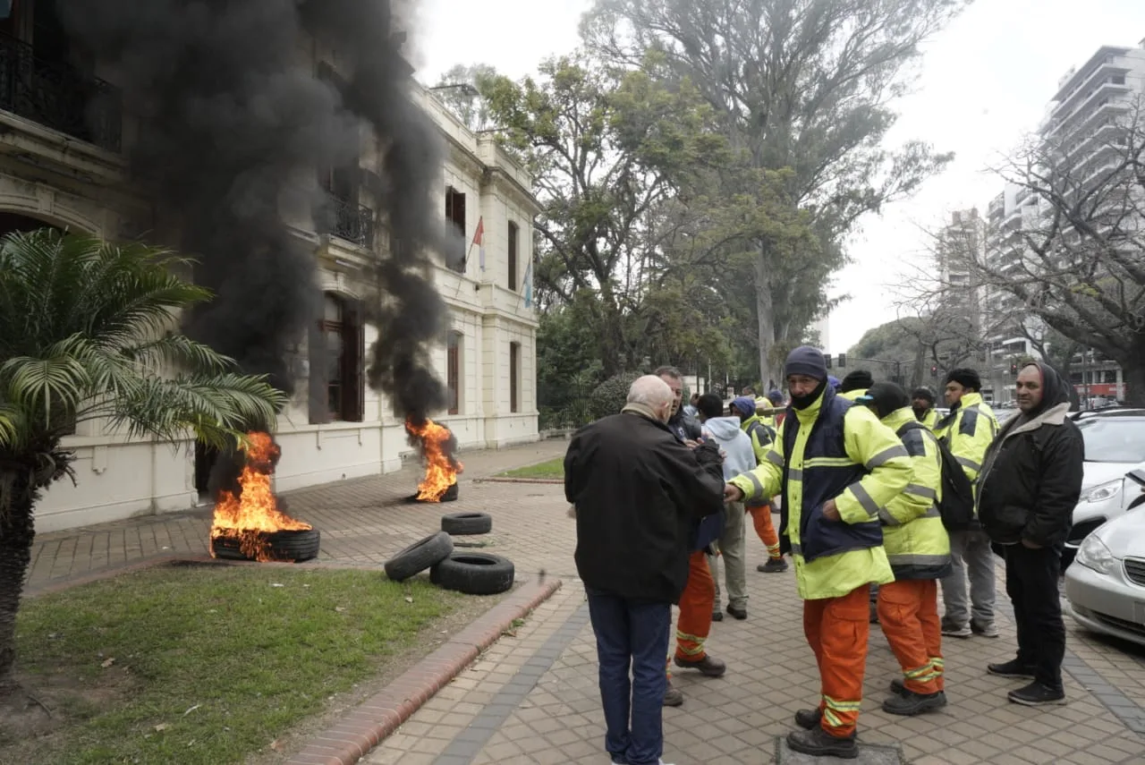 Conflicto en Puerto Rosario: despiden estibadores y analizan paro regional