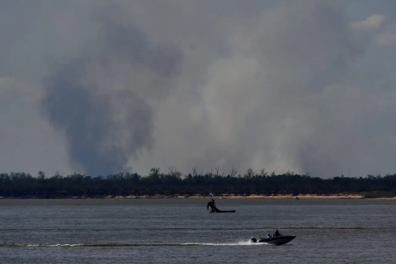 Nuevas columnas de humo aparecieron en las islas entrerrianas a pocas horas de manifestación contra las quemas en los humedales