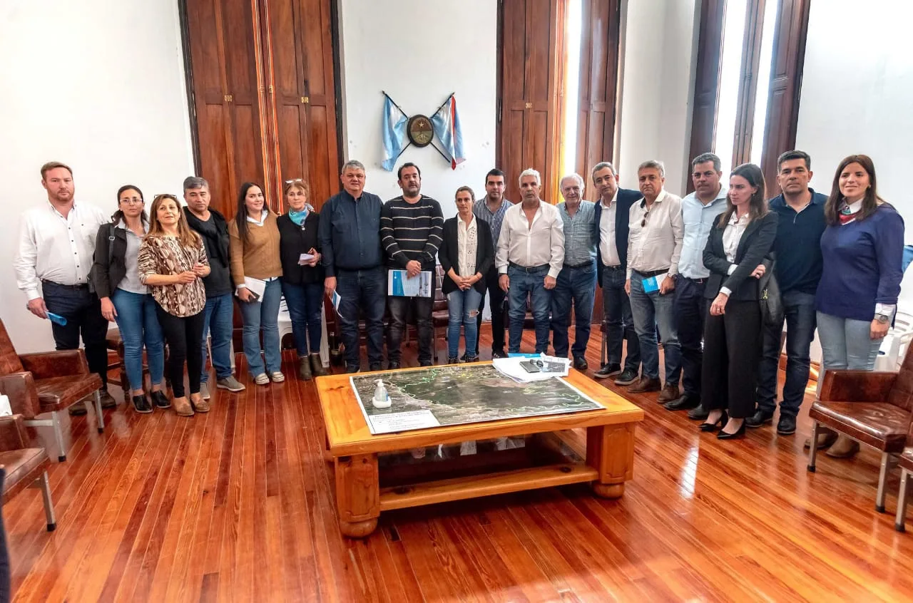 Quema en las islas: Ricci participó de la reunión de intendentes de la región con su par de Victoria