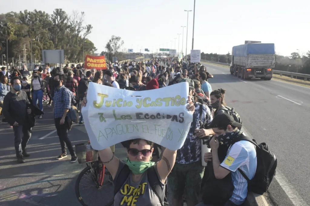 Cortan puente Rosario-Victoria este sábado a las 16 para reclamar el fin de las quemas en el Delta
