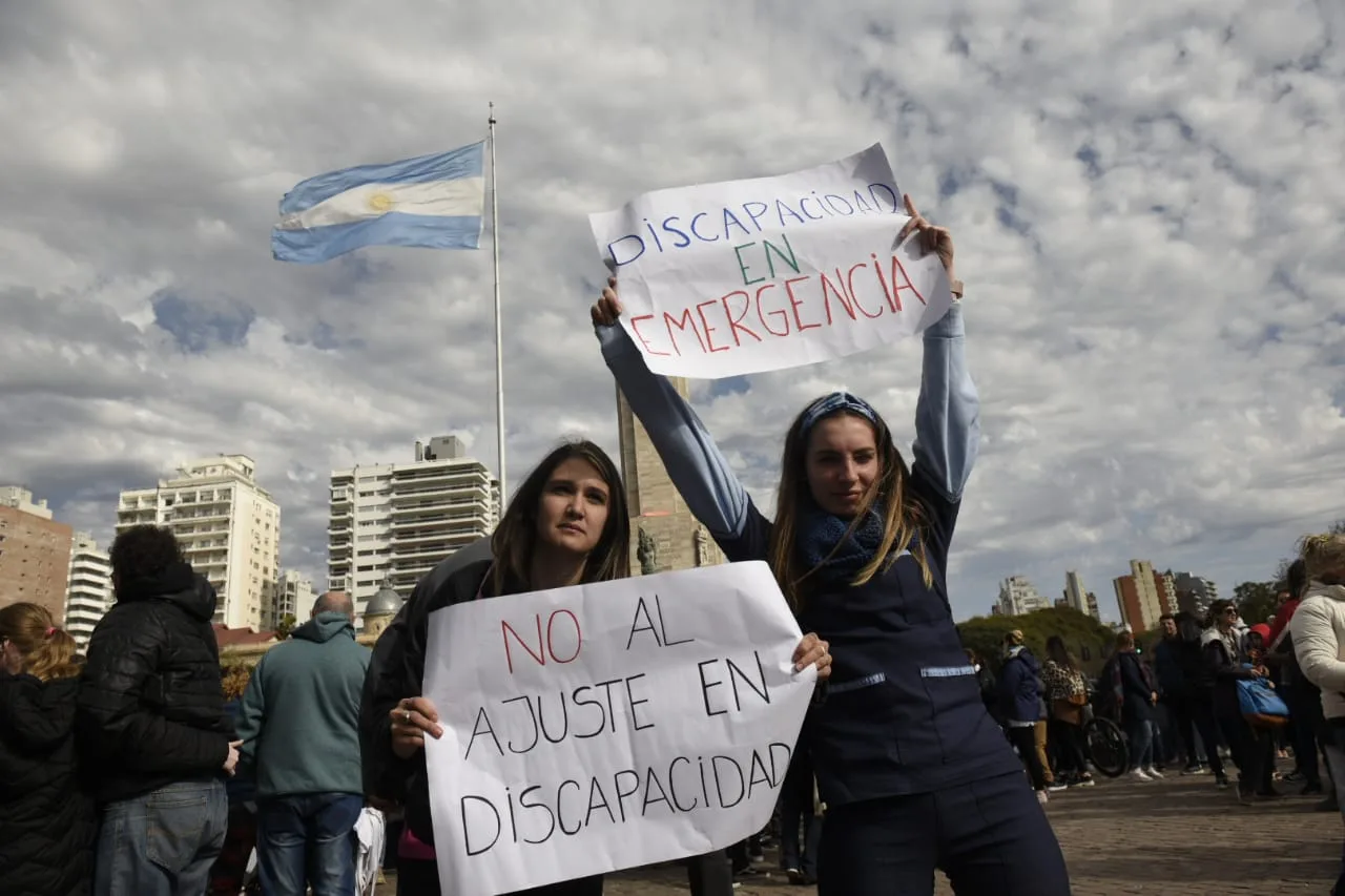 Prestadores de personas con discapacidad protestaron por falta de pago