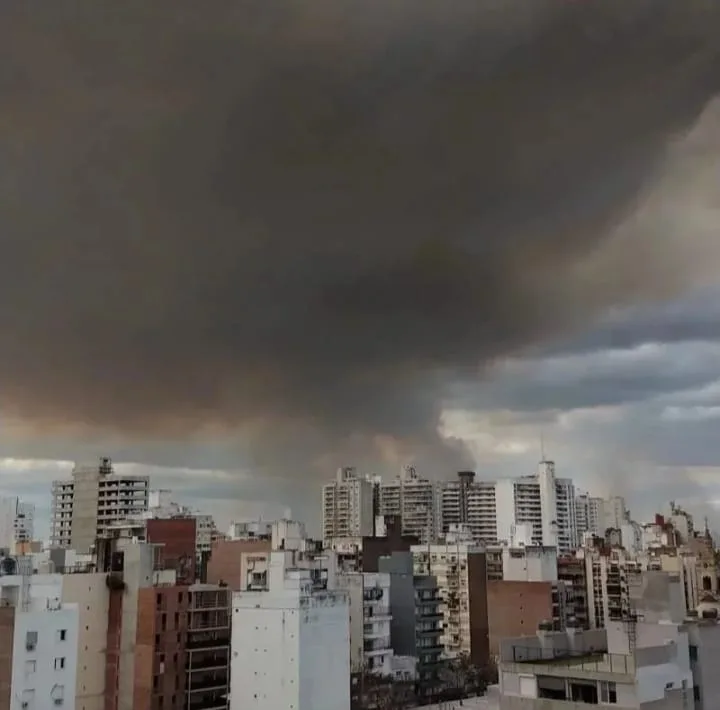 Ya no se puede ni respirar: convocan a una marcha al Monumento contra los incendios en las islas