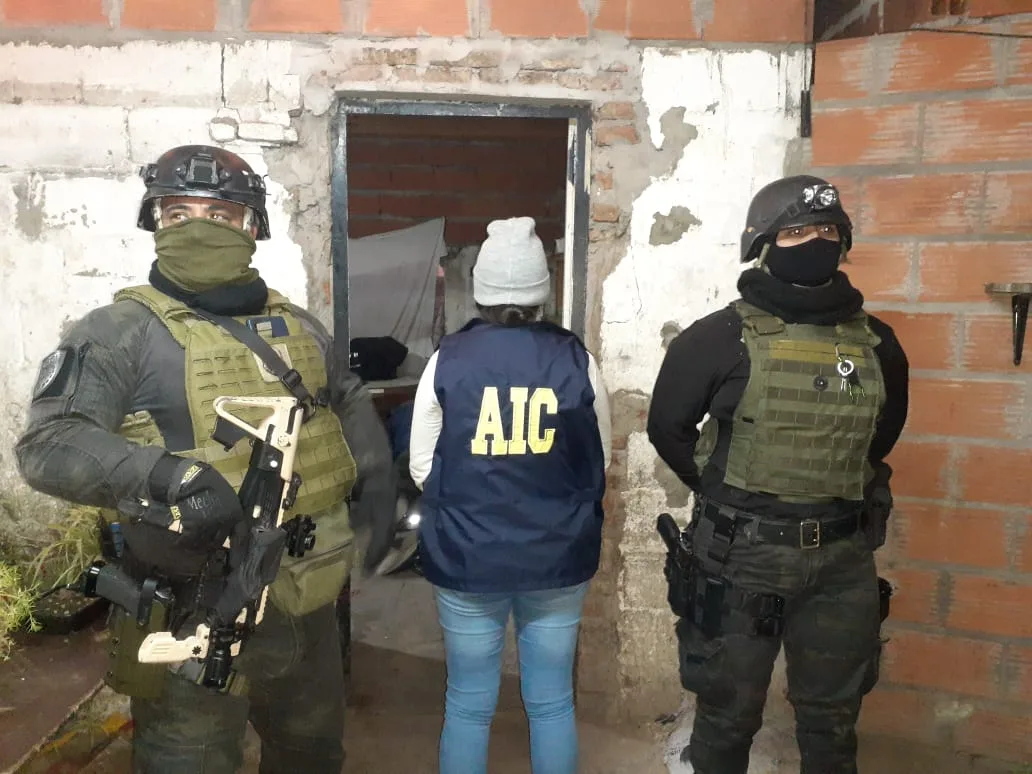 Un detenido en allanamientos por los crímenes de dos mujeres en un territorio en disputa