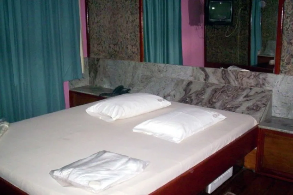 Dos parejas entraron a un hotel alojamiento con un bebé