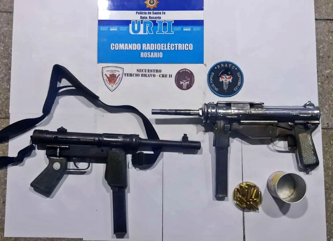 Ya no alcanzan las pistolas: apresaron a tres chicos de 17 y 18 años con dos ametralladoras