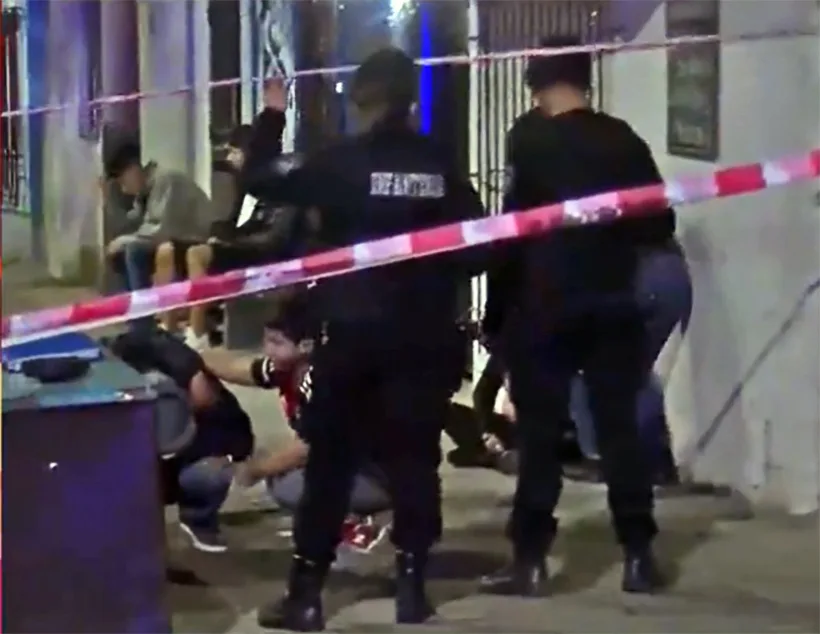 Acribillaron a un muchacho en la puerta de su casa, alcanzó a entrar pero cayó muerto