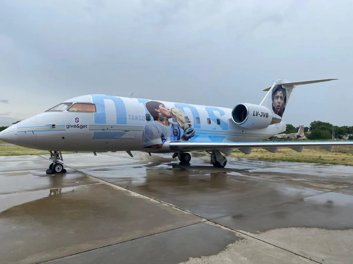 El avión Tango D10S, en homenaje a Diego Maradona, llega a Rosario