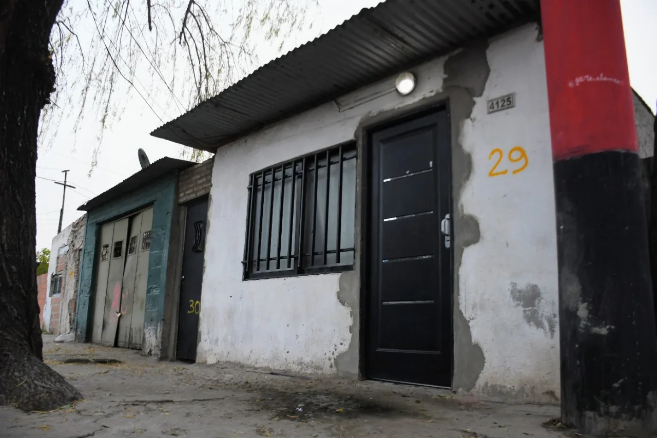 Irrumpieron en una casa de Tablada, mataron a una mujer y dejaron herido a su hijo de 16 años
