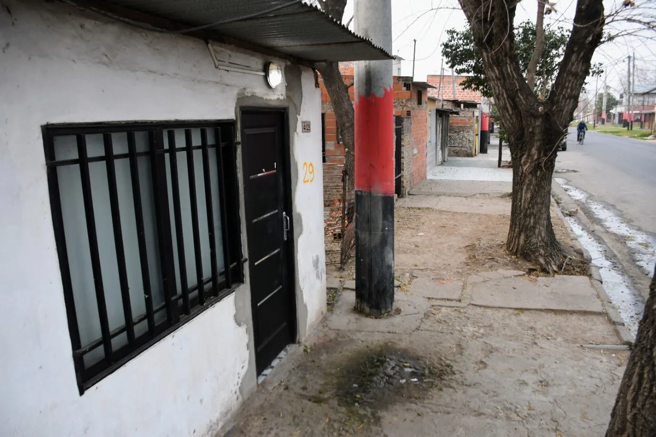Avisaron que había un chico con 10 balazos en la puerta, y adentro encontraron a su madre asesinada