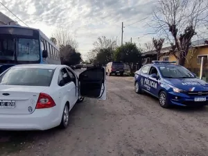 Atacaron a tiros un móvil del Servicio Penitenciario: un agente y un recluso resultaron heridos