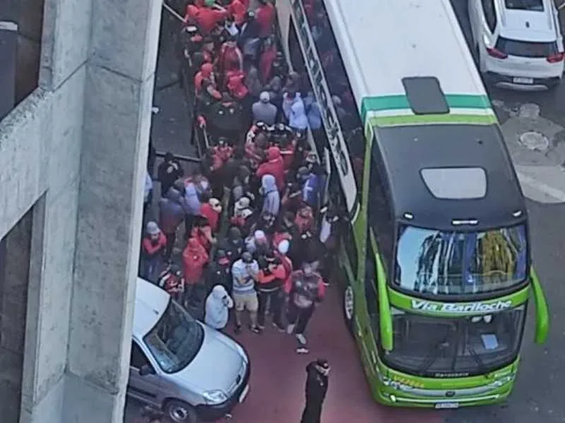 Salió a la luz el video donde se ve a los barras de Newell's apretar al plantel en el playón