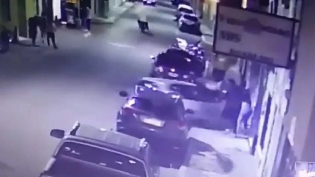 San Pedro: chocó su auto conta la puerta de un boliche después de que lo echaran